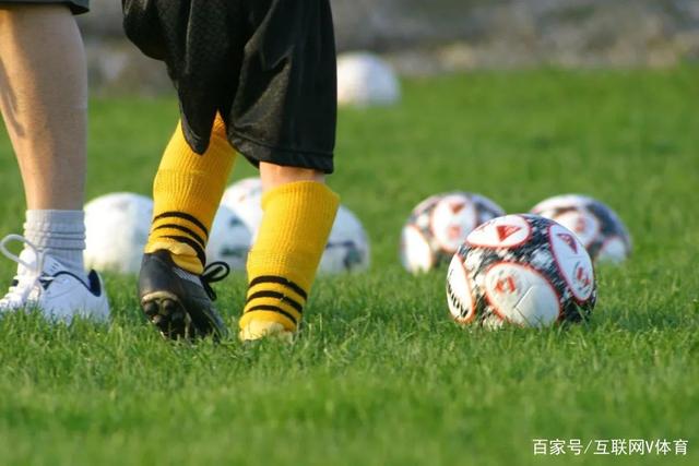 杜锋出席广东男篮新赛季启动仪式，胡明轩首个上前致意